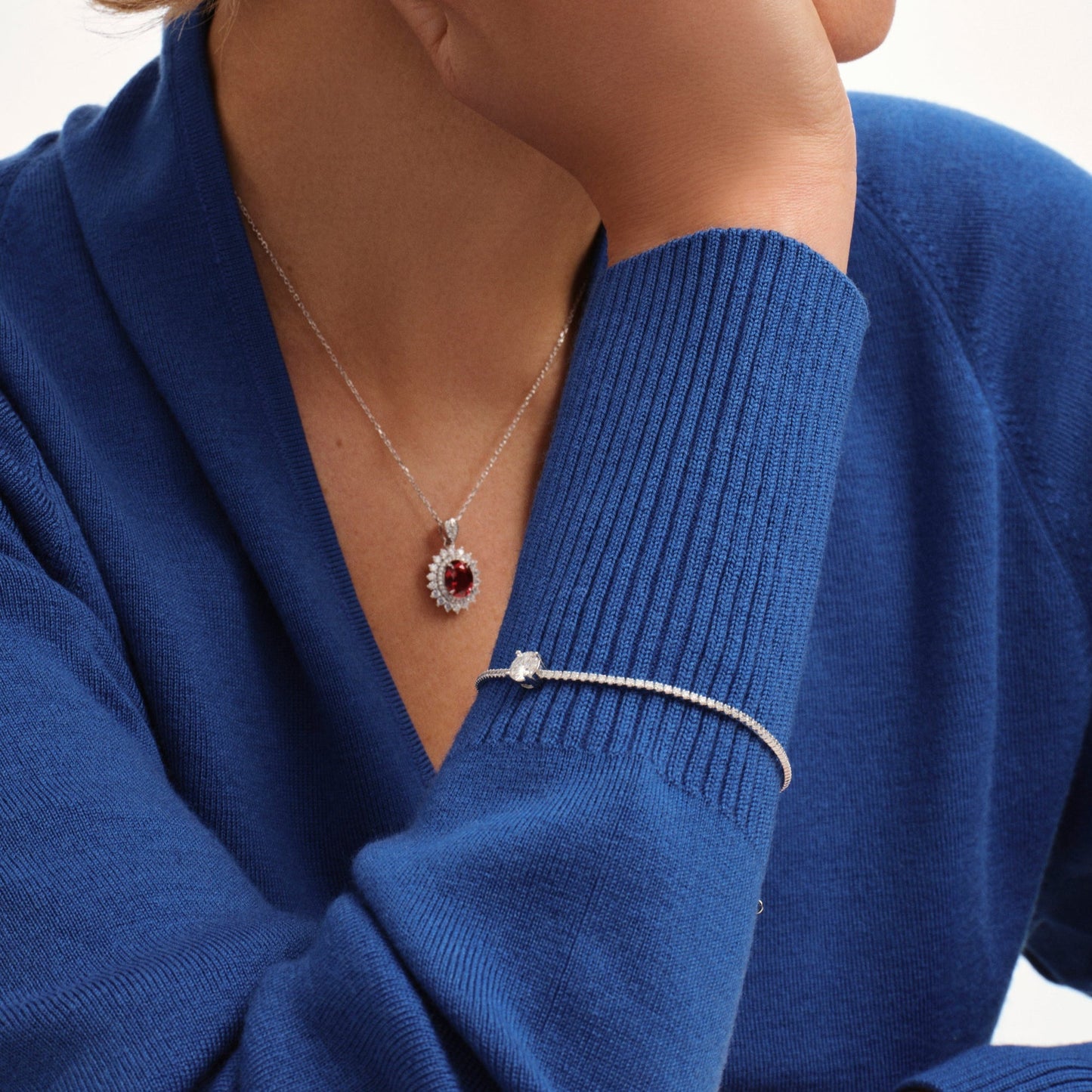 Brilliant Minimalist Round-cut Solitaire Silver Moissanite Bracelet